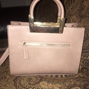 Purse in good condition. With crossbody strap.